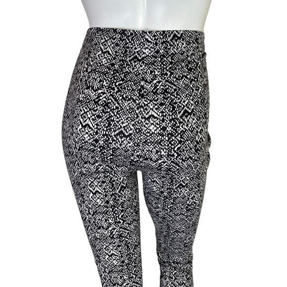 Chico's | Women's Black/White Pattern Fabulously Slimming Leggings | Size: 10 - Picture 7 of 8